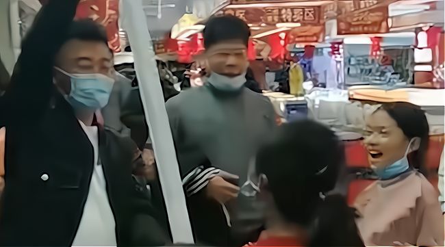 舅舅跟14个外甥逛超市买单舅舅与十四位外甥的超市大采购，一场别样的家庭狂欢