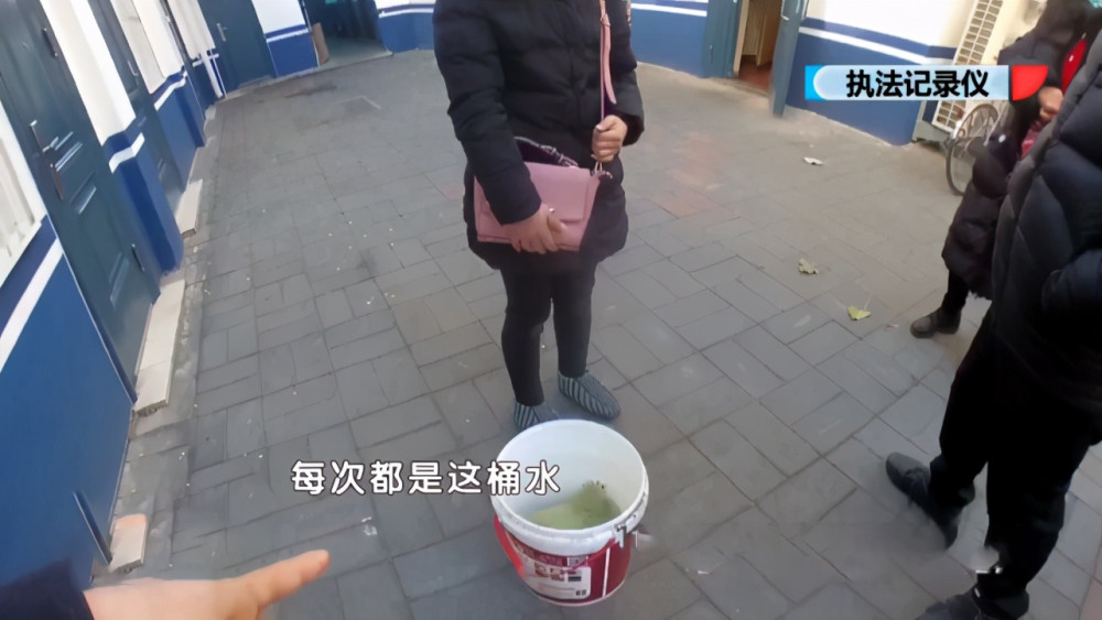 母女机场偷土特产偷窃是一种违法行为，无论是在机场还是其他地方，都应该受到法律的制裁。如果有人在机场偷窃土特产，这不仅违反了法律法规，还会对社会的公共秩序和道德伦理造成负面影响。